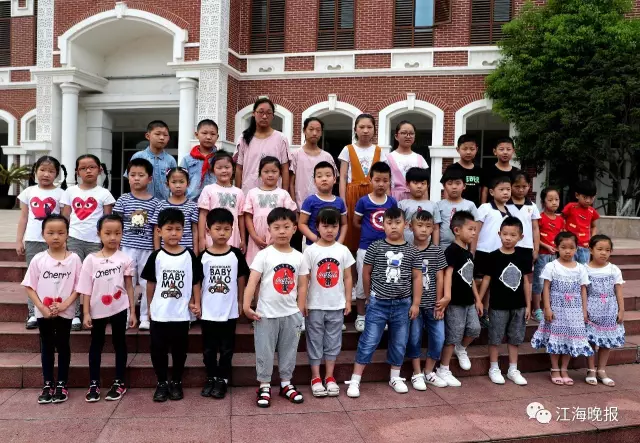  （一年級(jí)新生13對(duì)雙胞胎和初一新生4對(duì)雙胞胎一起合影。）