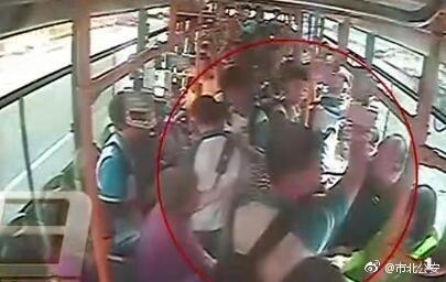 視頻截圖：青島男子嫌讓座慢腳踹掌摑學(xué)生。圖片來源：青島市公安局市北分局官方微博