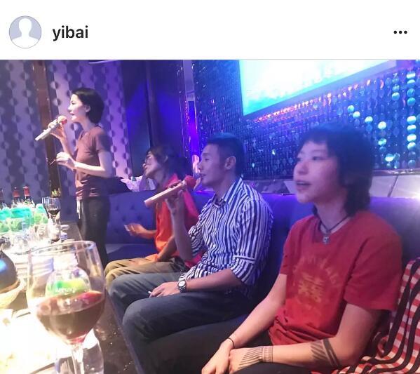 王菲母女跟李榮浩一起唱K，竇靖童的表情亮了
