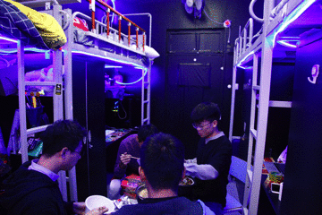 用人臉識(shí)別的技術(shù)，防火防盜防宿管。宿管一來(lái)，就可以自動(dòng)發(fā)起警報(bào)