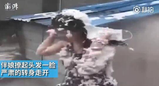 視頻中可以看到，雖然伴娘事先有穿雨衣防備，但在被伴郎團(tuán)圍攻時(shí)，雨衣被拔下，更過(guò)分的是，有人還用滅火器直接對(duì)著她的臉噴。后來(lái)伴娘好像是生氣了，撩起頭發(fā)一臉嚴(yán)肅的轉(zhuǎn)身走開(kāi)。