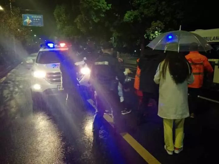 今天凌晨，杭州一對環(huán)衛(wèi)工夫婦被車撞進錢塘江