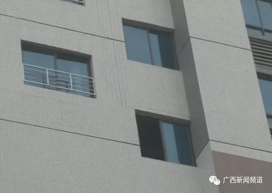 12日上午，經(jīng)過(guò)醫(yī)院治療后，女子華某已經(jīng)清醒，并能開口說(shuō)話。華某對(duì)民警說(shuō)：