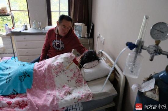 氧氣的轟隆聲，一刻不停地在這個(gè)家里“吵”了九年多。（羅逸爵 攝）