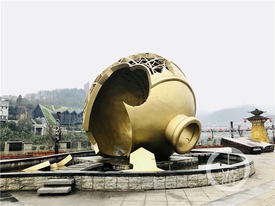 △茅臺鎮(zhèn)1915廣場著名的“壇碎”雕塑。