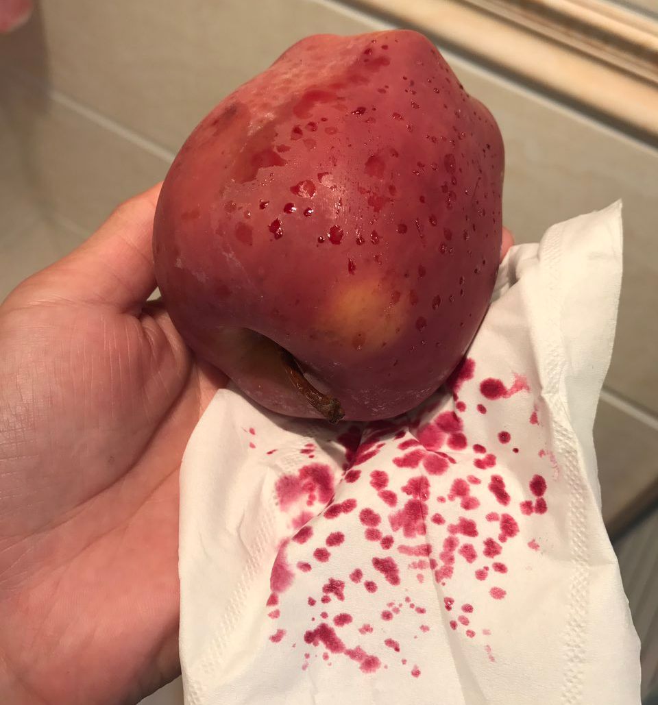 嚇懵！女子用熱水泡蘋果結(jié)果冒出血珠 咋回事？