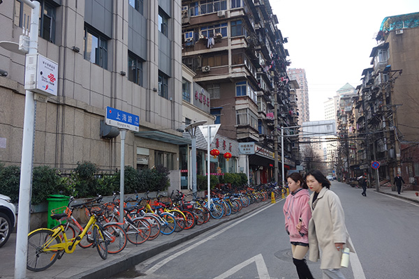 上海路的兩邊，大多是一些老房子。