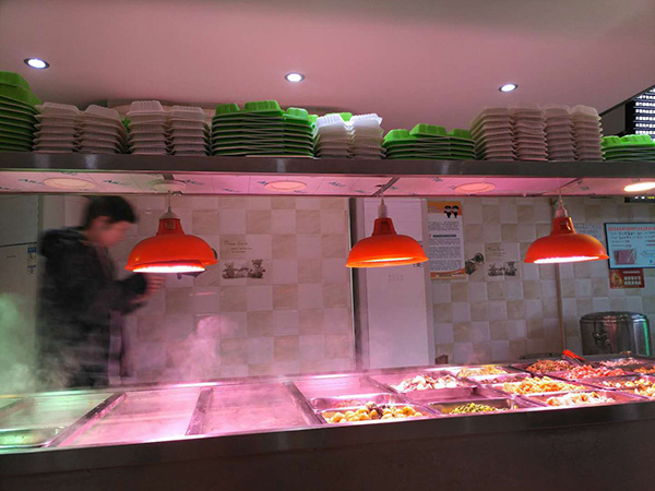 羅正宇經(jīng)常去的炸醬面館，中午和晚上有盒飯吃。