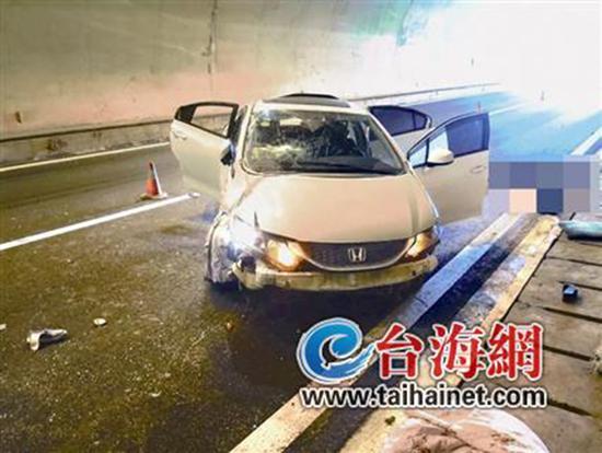 小車在龍巖高速隧道內(nèi)翻車，擋風(fēng)玻璃脫落。 臺(tái)海網(wǎng) 圖