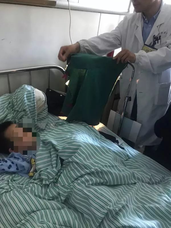 嚇哭！6歲男孩被夾斷手指 罪魁禍?zhǔn)拙故切７? oldsrc=