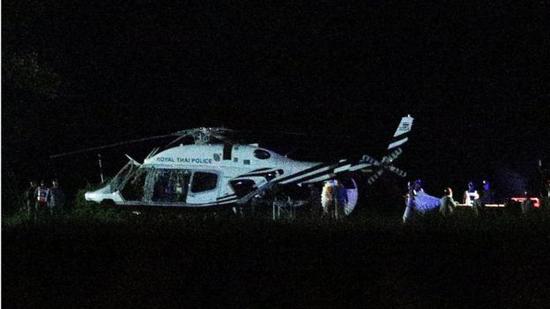 直升機(jī)護(hù)送被救少年。（圖：路透社）