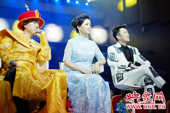 當(dāng)晚產(chǎn)生的冠亞軍，陳琨（中）、劉雯（右）、郭嘉寧