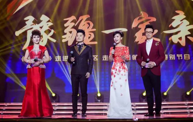 主持人：白燕升、龐曉戈、關楓、熱娜·古麗（從右到左）