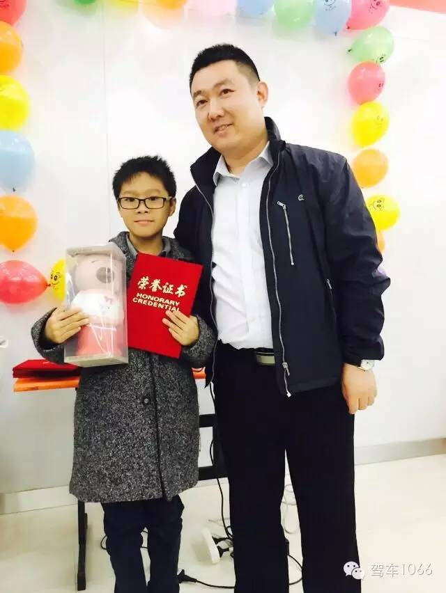 我是小小銀行家，來跟行長合個影哦