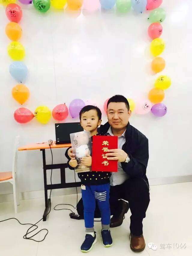 我是小小銀行家，來跟行長合個影哦