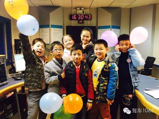 我們不光要成為銀行家，還要當主持人！跟著子楊姐姐參觀河南電臺直播間！