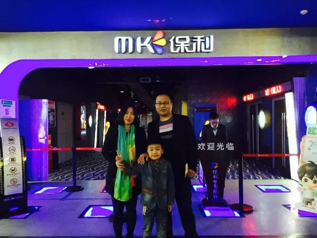 再來看兩個萌娃，表情都好有戲！