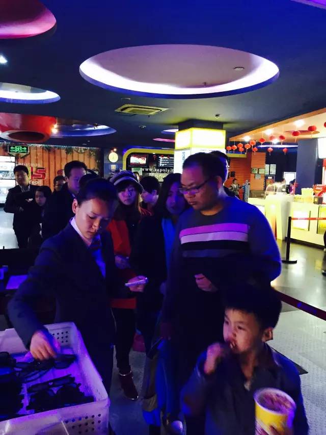 小朋友吃的好香啊！爆米花和電影真是絕配喲