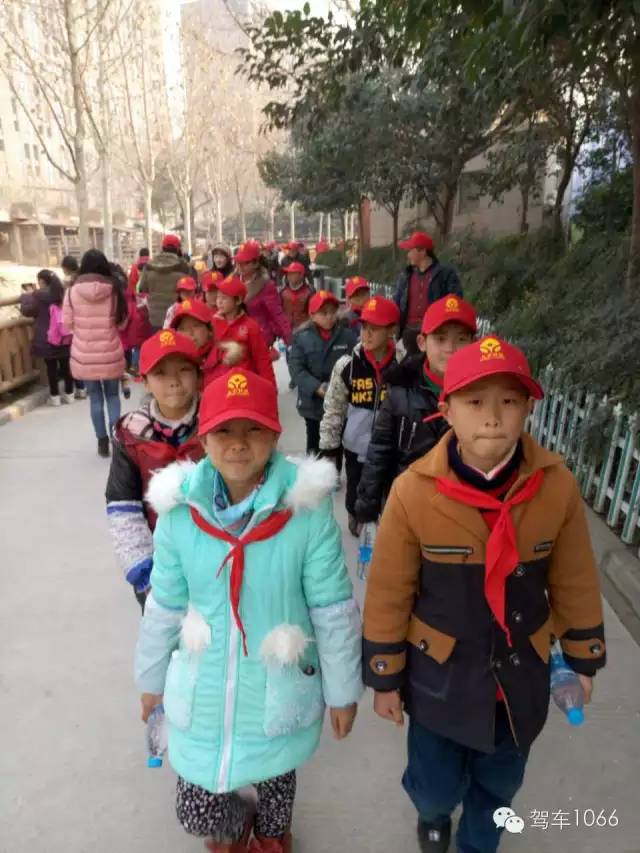 脖子上戴著紅領(lǐng)巾，頭上頂著小紅帽，排著整齊的隊伍——出發(fā)！