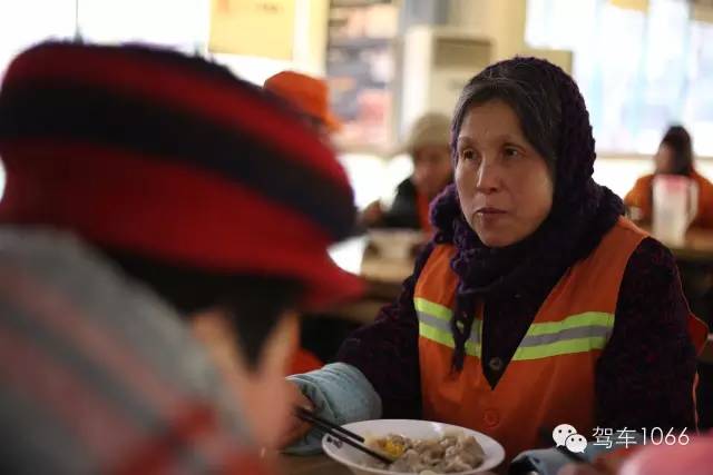 部分環(huán)衛(wèi)工在下班后來到76人老燴面吃到熱乎乎的餃子。