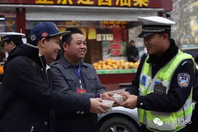 新華社攝影記者李博，也隨我們1066小分隊一路同行他也為我們記錄下了一幕幕溫暖的瞬間。