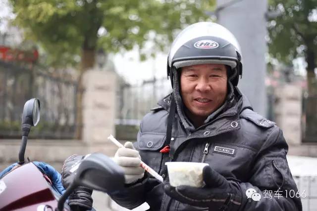 1066小分隊來到紫荊山（摩的司機、出租車司機、市民)，給他們送去餃子。