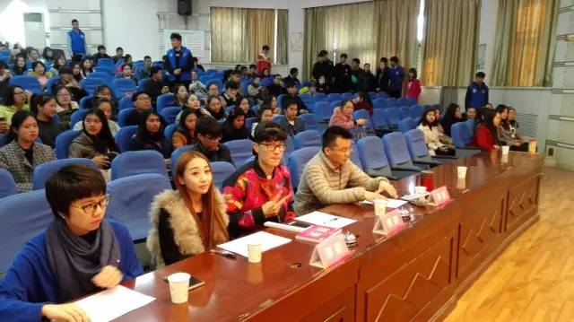 是不是很想讓Seven為你舉牌？