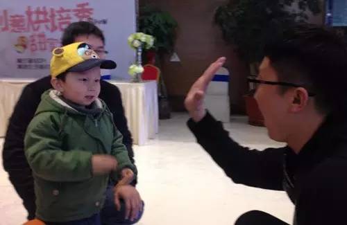 老楊你真心的是童心未泯啊，來，跟叔叔Give Me Five！