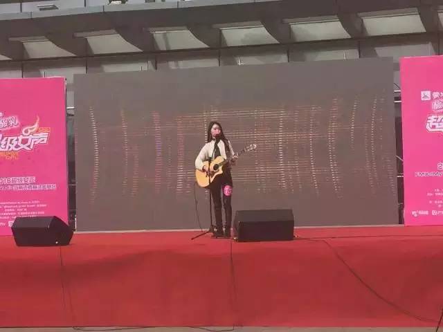 第一位自彈自唱的女生，魅力無法阻擋！