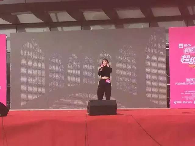 這pose一看就是在飆高音，猜猜看她唱的是哪首歌？