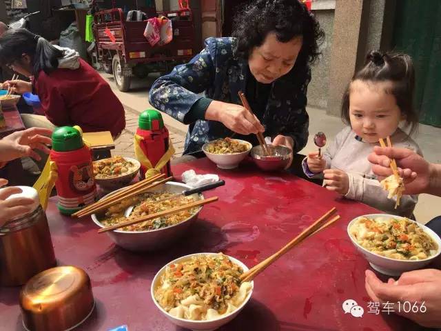 據(jù)說手搟面和柴雞蛋更配哦！