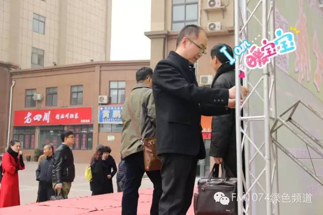 寒江副總監(jiān)親力親為，事無巨細。偶像真是暖暖惹人愛呢！