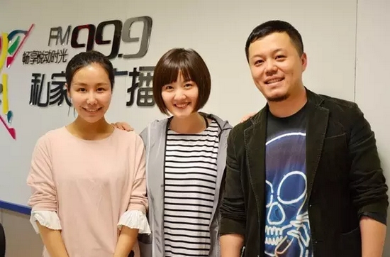 跟兩位女神在一起，莫非你知道你此刻有多招小編嫉恨？