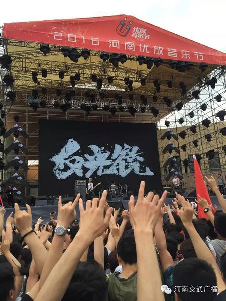 這么多朋友！默契的舉著一個手勢！