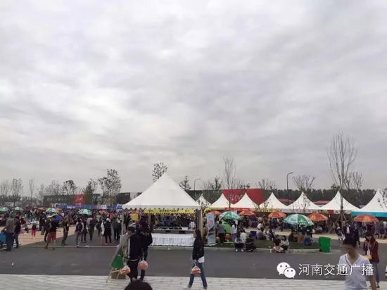 雖然天空已經(jīng)烏云密布，但大家的熱情絲毫不減！