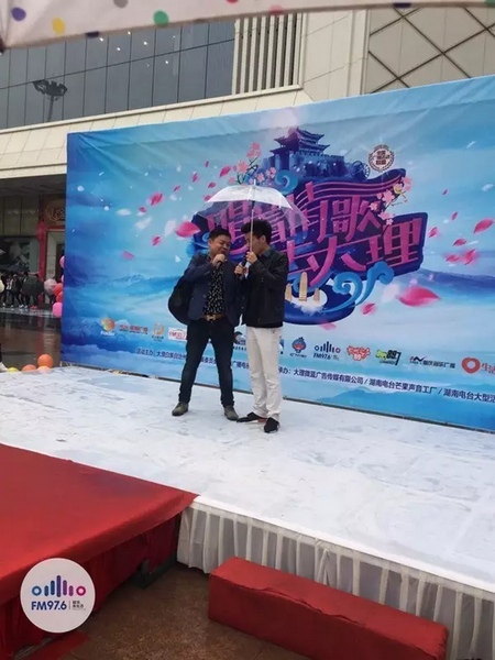 這位男士向遠(yuǎn)在家鄉(xiāng)的妻子隔空表白，勇氣真是大大的，您對妻子的愛，已經(jīng)超越萬水千山。