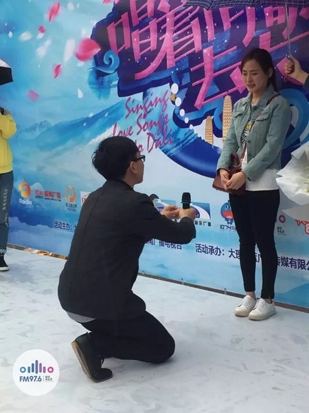 蘇世龍手捧戒指，單膝跪地向夢夢求婚，夢夢激動的說不出話來，點頭答應(yīng)~