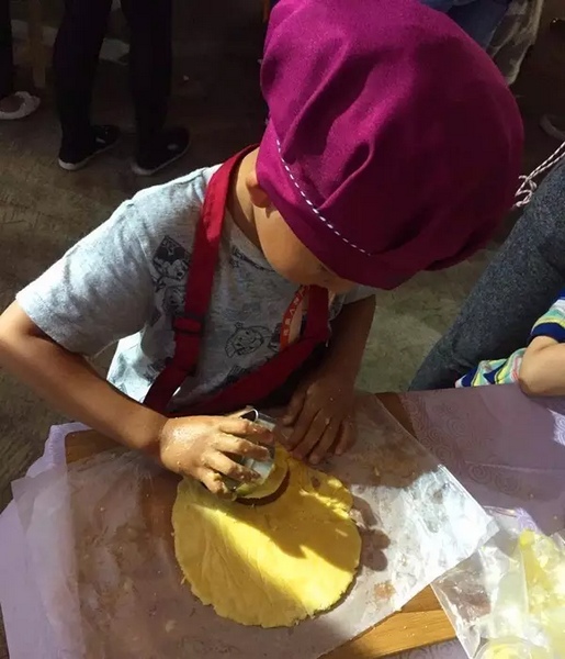 在爸爸媽媽的陪同下，親手制作餅干