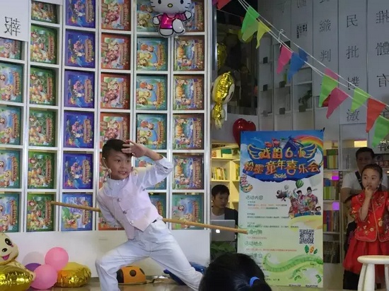 “梨園春”明星小擂主李宗書演唱豫劇《朝陽溝》選段，還表演了自己的拿手好戲——猴戲