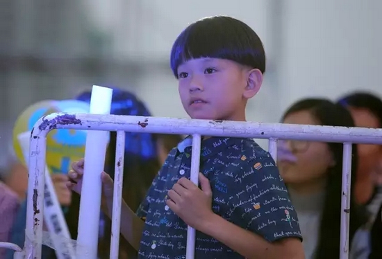 正是你們的笑容，才讓我們有了繼續(xù)前行的動力，哪怕風(fēng)雨兼程。