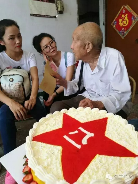 二姐們認真聽老兵講抗戰(zhàn)的故事，老人年事已高，記憶都是轟炸！轟炸！轟炸！