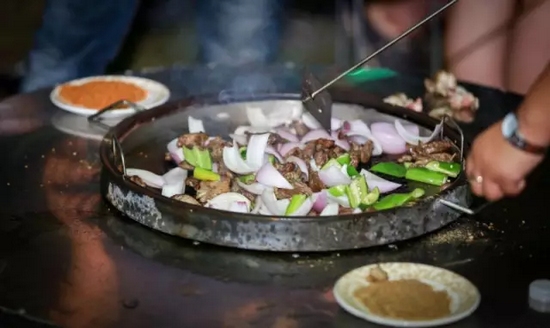 所有菜肉都取自農(nóng)場(chǎng)純天然的食材，吃的又美味又放心！