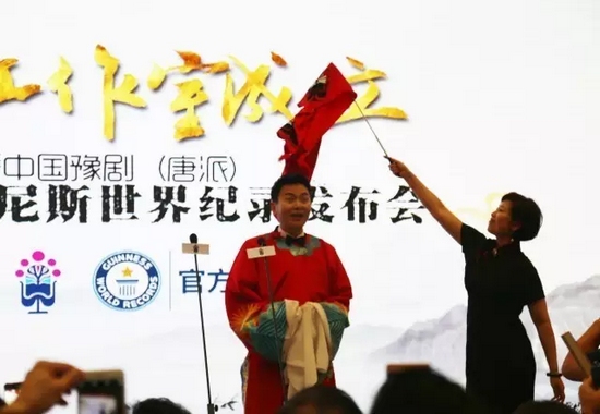 河南電臺(tái)戲曲廣播娛樂976大當(dāng)家木子女士以“揭蓋頭”的方式宣布“月陽工作室”正式成立