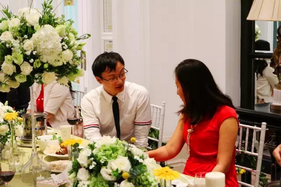 這種熱烈的氣氛，一直延續(xù)到飯桌上。