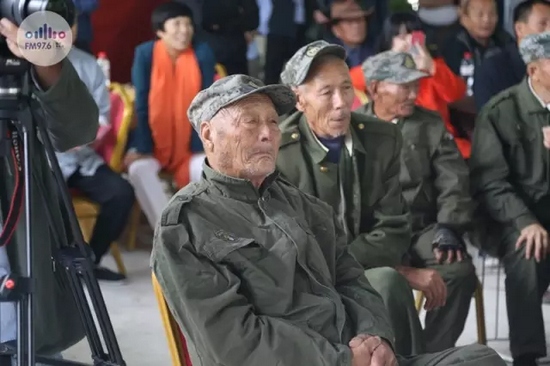 臺上展風(fēng)采，臺下笑開懷