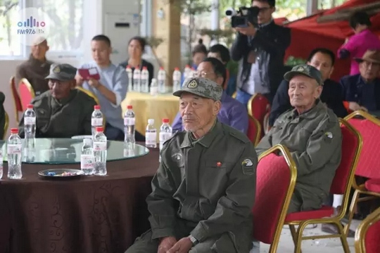 臺上展風(fēng)采，臺下笑開懷