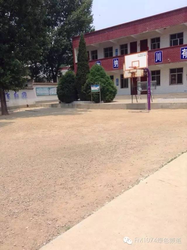 學校面積不大，只有一棟教學樓。