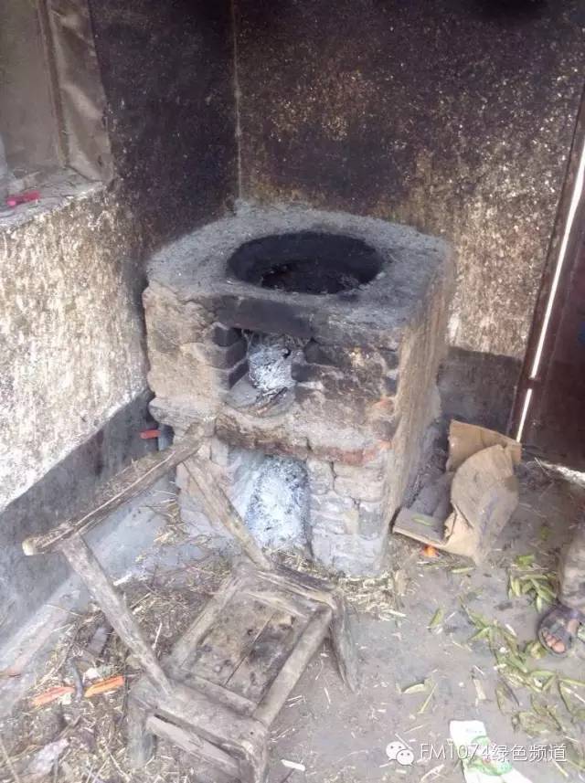 走訪另一個貧困家庭，進去之后才知道什么是真正的一貧如洗、家徒四壁。