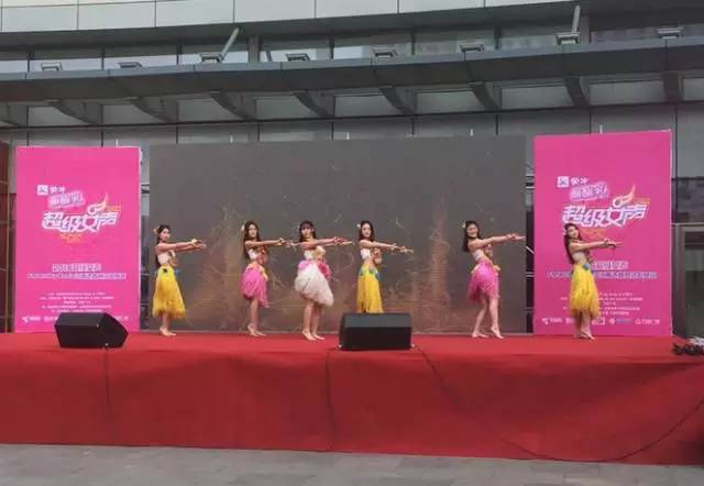 伴隨著舞蹈演員們的開場，比賽在上午10點半正式拉開序幕