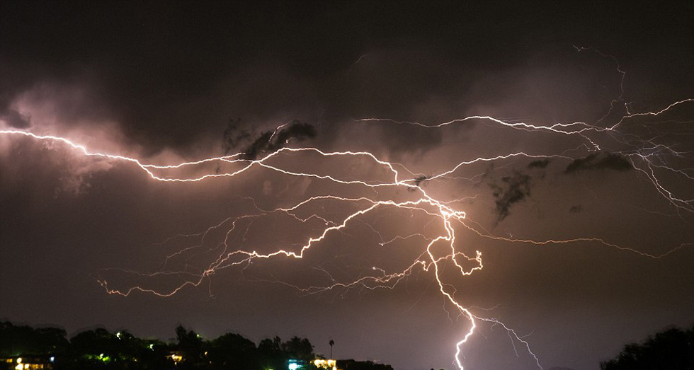 超10萬(wàn)次雷電襲擊布里斯班 電光沖天場(chǎng)面震撼